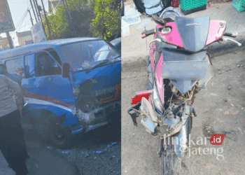 Kondisi mobil dan motor yang terlibat kecelakaan beruntun di depan Pasar Mlonggo, Desa Srobyong, Kecamatan Mlonggo, Kabupaten Jepara, pada Rabu pagi, 4 September 2024. (Muhammad Aminudin/Lingkarjateng.id)