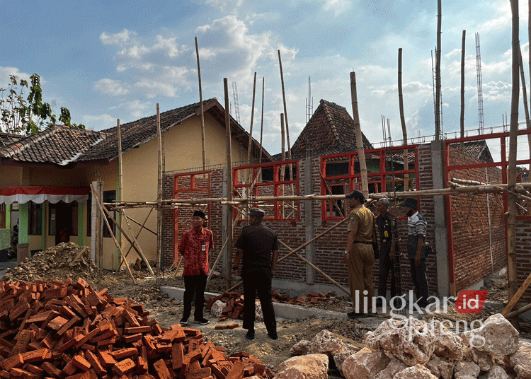 Cegah Penyelewengan Anggaran, Kejari Blora Pelototi Proyek DAK Fisik 2024 25 Tim gabungan dari Kejaksaan Negeri Blora, Dinas Pendidikan, beserta Dewan Pendidikan saat melakukan monitoring dan evaluasi pelaksanaan pembangunan sarana dan prasarana sekolah yang dibiayai APBN melalui Dana Alokasi Khusus (DAK) 2024 pada Kamis, 5 September 2024. (Dok. Pribadi/Lingkarjateng.id)