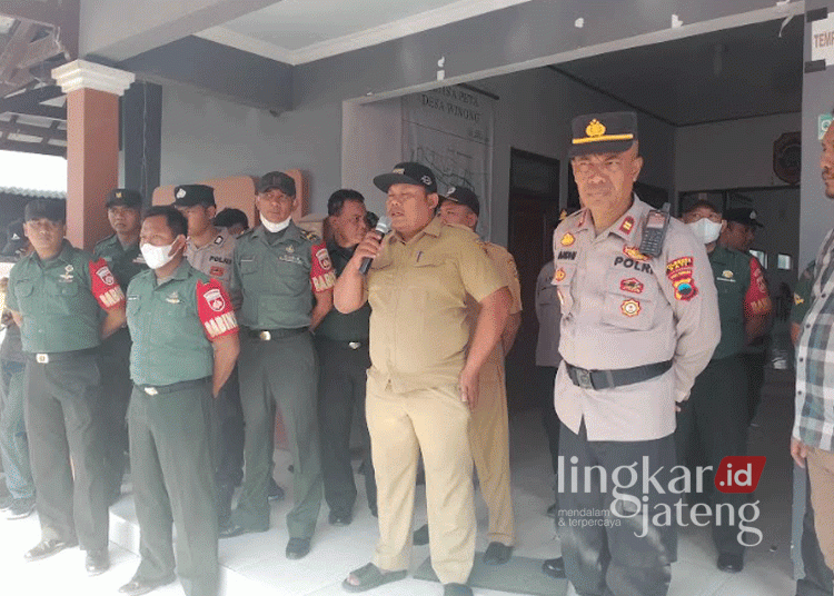 Ujok Budiyanto, Kepala Desa (Kades) Winong, Kecamatan Winong, Kabupaten Pati, saat menemui massa yang berunjuk rasa di depan kantornya pada Senin, 2 September 2024. (Arif Febriyanto/Lingkarjateng.id)
