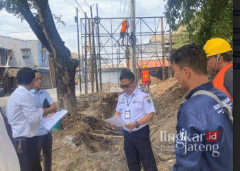 Kepala Dinas Perhubungan (Dishub) Kabupaten Kudus, Catur Sulistiyanto (tengah), saat meninjau salah satu proyek infrastruktur, baru-baru ini. (Mohammad Fahtur Rohman/Lingkarjateng.id)
