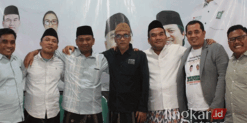 Bupati Blora Arief Rohman mewakili DPW PKB Jateng berfoto bersama jajaran DPC PKB BLora usai menyerahkan SK dari DPP PKB terkait penunjukan Mustofa sebagai Ketua DPRD Blora pada Selasa, 10 September 2024. (Dok. Pribadi/Lingkarjateng.id)