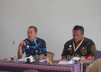 Kepala Diskominfo Jepara, Arif Darmawan saat memberikan sambutan kepada para peserta sosialisasi. (Muhammad Aminudin/Lingkarjateng.id)