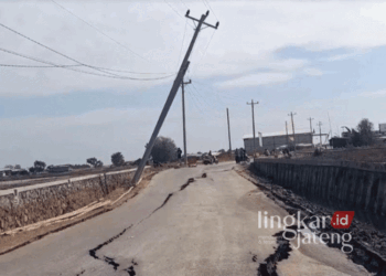 Kondisi jalan menuju Pulau Seprapat yang ambles di Desa Growong Lor, Kecamatan Juwana, Kabupaten Pati di tutup dengan garis polisi, Jumat, 30 Agustus 2024. (Setyo Nugroho/Lingkarjateng.id)