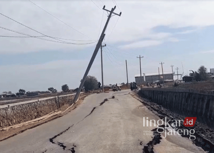 Kondisi jalan menuju Pulau Seprapat Juwana Pati yang ambles