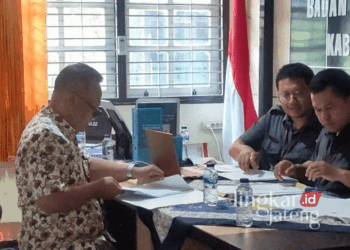 Kuasa hukum Dico-Ali, M. Fajar Saka, saat mengajukan gugatan ke Bawaslu Kendal pada Jumat, 30 Agustus 2024. (Syahril Muadz/Lingkarjateng.id)