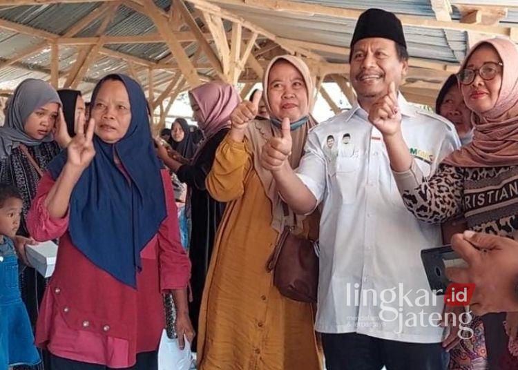 KOMPAK: Bakal Calon Bupati Rembang, Harno, foto bersama warga Kedungrejo, Sabtu, 14 September 2024. (Lingkarjateng.id)