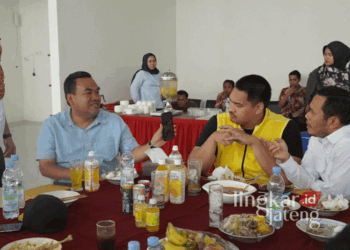 Menpora RI, Ario Bimo Nandito Ariotedjo (tengah), bercengkerama dengan Bupati Blora, Arief Rohman (kiri), saat mampir di Bandara Ngloram, Cepu, Blora, pada Minggu sore, 22 September 2024. (Dok. HMS/Lingkarjateng.id)