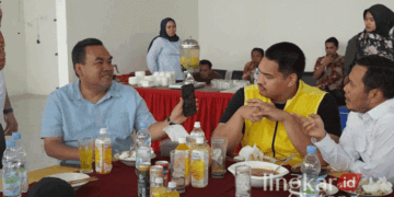 Menpora RI, Ario Bimo Nandito Ariotedjo (tengah), bercengkerama dengan Bupati Blora, Arief Rohman (kiri), saat mampir di Bandara Ngloram, Cepu, Blora, pada Minggu sore, 22 September 2024. (Dok. HMS/Lingkarjateng.id)