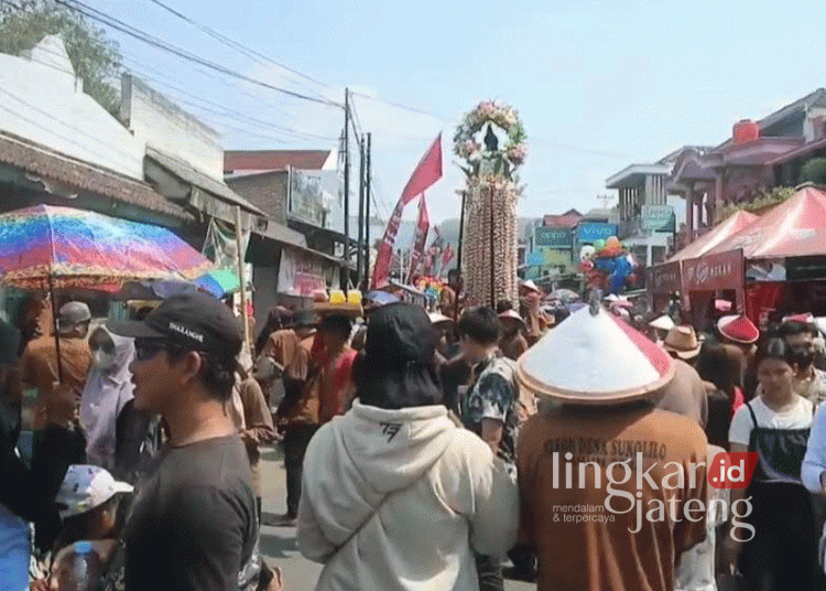 Salah satu gunungan yang diarak dalam gelaran tradisi Meron dalam rangka perayaan Maulid Nabi Muhammad SAW di Desa Sukolilo, Kecamatan Sukolilo, Kabupaten Pati. (Mutia Parasti/Lingkarjateng.id)