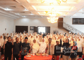 Peserta Musyawarah Kerja Wilayah (Muskerwil) I Nasyiatul Aisyiyah Jawa Tengah yang berfoto bersama dalam kegiatan yang digelar oleh PWNA Jateng di Kecamatan Cepu, Kabupaten Blora, pada Sabtu, 31 Agustus 2024. (Dok. HMS/Lingkarjateng.id)