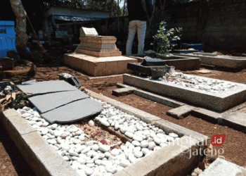 Salah satu batu nisan di Tempat Pemakaman Umum (TPU) Blumbang Kawak RT 06/RW 02, Kampung Panjang Lor, Kelurahan Panjang, Kecamatan Ambarawa, Kabupaten Semarang, tampak rusak berantakan pada Jumat siang, 6 September 2024. (Hesty Imaniar/Lingkarjateng.id)