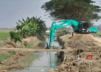 Pengerjaan normalisasi sungai yang dilakukan oleh DPUPR Grobogan. (Dok. DPUPR Grobogan/Lingkarjateng.id)