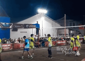 Pertandingan dua tim bola voli dalam kompetisi Nyai Serati Cup III yang digelar Kabupaten Pati, baru-baru ini. (Dok. Lingkarjateng.id)