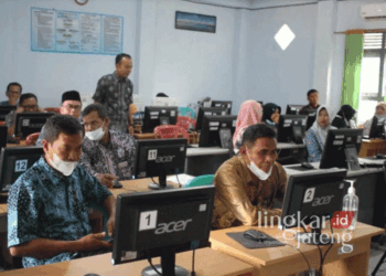 Peserta seleksi PPPK Kabupaten Rembang untuk jabatan fungsional guru sedang mengerjakan ujian di SMP Negeri 3 Rembang pada November 2022 lalu. (Dok. Humas Pemkab Rembang/Lingkarjateng.id)