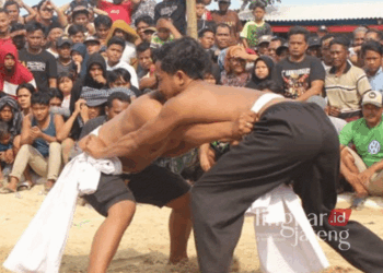 KEBUDAYAAN: Tradisi Pathol Sarang asal Kabupaten Rembang yang menyerupai olahraga gulat atau sumo dari Jepang. (Dok. Pemkab Rembang/Lingkarjateng.id)
