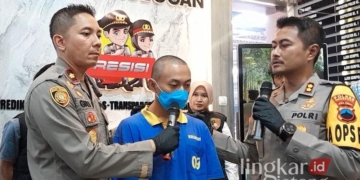 K (21), salah satu pelaku pembuangan bayi di Desa Tambakselo, Kecamatan Wirosari, Kabuapten Grobogan, saat dihadirkan di Mapolres Grobogan pada Selasa, 24 September 2024. (Eko Wicaksono/Lingkarjateng.id)
