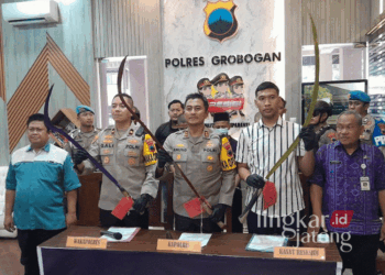 Ilustrasi: Kapolres Grobogan AKBP Dedy Anung Kurniawan didampingi Wakapolres dan Kasatreskrim Polres Grobogan menunjukan barang bukti berupa celurit panjang yang digunakan oleh pelaku pembacokan seorang anak di Desa Getasrejo. (Eko Wicaksono/Lingkarjateng.id)