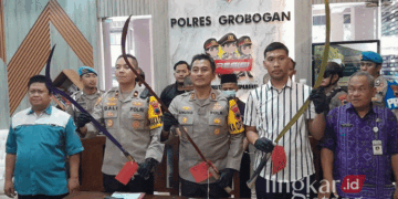 Ilustrasi: Kapolres Grobogan AKBP Dedy Anung Kurniawan didampingi Wakapolres dan Kasatreskrim Polres Grobogan menunjukan barang bukti berupa celurit panjang yang digunakan oleh pelaku pembacokan seorang anak di Desa Getasrejo. (Eko Wicaksono/Lingkarjateng.id)