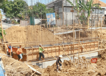 Para pekerja sedang menggarap pembuatan tiang penyangga Jembatan Banjarsari, Kecamatan Gabus, Kabupaten Pati, pada Minggu, 29 September 2024. (Arif Febriyanto/Lingkarjateng.id)