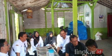 PENYULUHAN: Tim Dinas Pendidikan Kabupaten Blora saat menyambangi salah satu rumah warga yang tercatat putus sekolah untuk dikembalikan menempuh pendidikan lagi. (Prokompim Blora/Lingkarjateng.id)