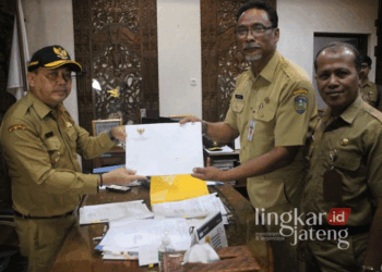 SIMBOLIS: Asisten Administrasi Umum Sekda Jepara, Ronji, saat menyerahkan dokumen pengusulan formasi PPPK kepada Pj. Bupati Jepara Edy Supriyanta pada Senin, 2 September 2024. (Tomi Budianto/Lingkarjateng.id)