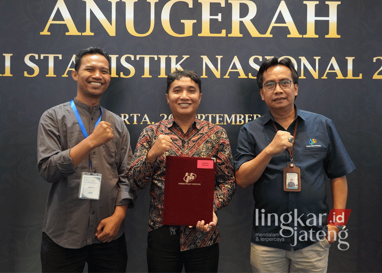 Kepala Diskominfo Kabupaten Kendal, Ardhi Prasetiyo (tengah), bersama Kepala BPS Kabupaten Kendal, Ade Sandi Parwoto (kanan), usai menerima penghargaan dari BPS RI atas raihan predikat baik dalam Evaluasi Penyelenggaraan Statistik Sektoral (EPSS) tahun 2024 di Jakarta pada Kamis, 26 September 2024. (Dok. Diskominfo Kendal/Lingkarjateng.id)