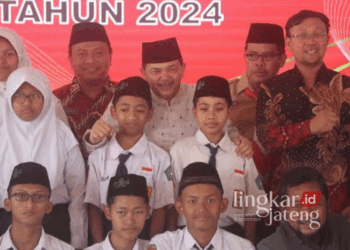 SIMBOLIS : Pemerintah Kabupaten (Pemkab) Semarang, melalui Bupati Semarang, Ngesti Nugraha, menyerahkan beasiswa Bantuan Siswa Miskin (BSM) secara simbolis kepada 50 perwakilan siswa di Pendopo Rumah Dinas Bupati Semarang, Ungaran Timur, Kabupaten Semarang, pada Jumat, 13 September 2024. (Dok. Diskominfo Kab. Semarang/Lingkarjateng.id)