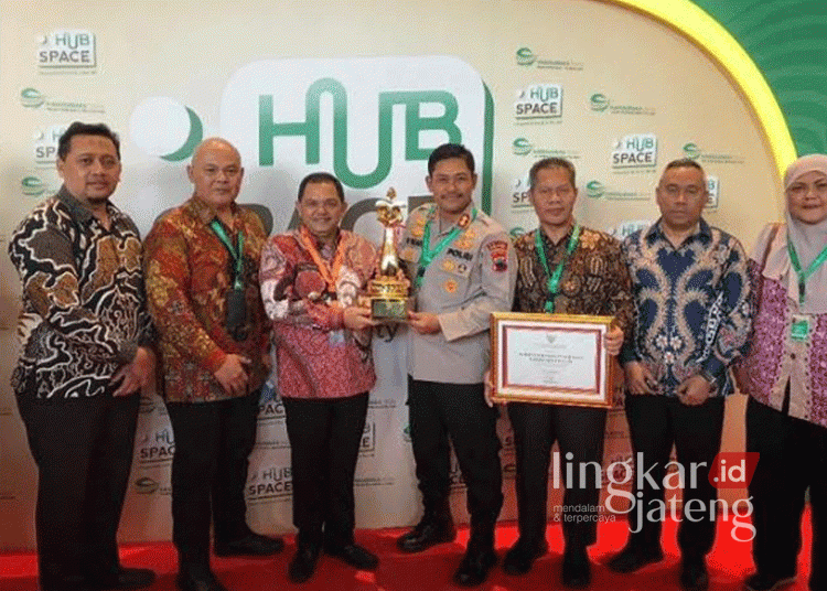 Bupati Semarang Ngesti Nugraha (tiga dari kiri) saat menerima piala penghargaan Wahana Tata Nugraha (WTN) dari Kementerian Perhubungan (Kemenhub) RI di Jakarta, baru-baru ini. (Dok. Lingkarjateng.id)