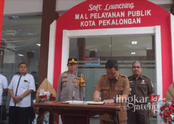 Wali kota Pekalongan, HA Afzan Arslan Djunaid, saat menandantangani peresmian gedung Mal Pelayanan Publik dalam acara soft launching yang berlangsung pada Senin, 2 September 2024. (Dok. Kominfo Kota Pekalongan/Lingkarjateng.id)