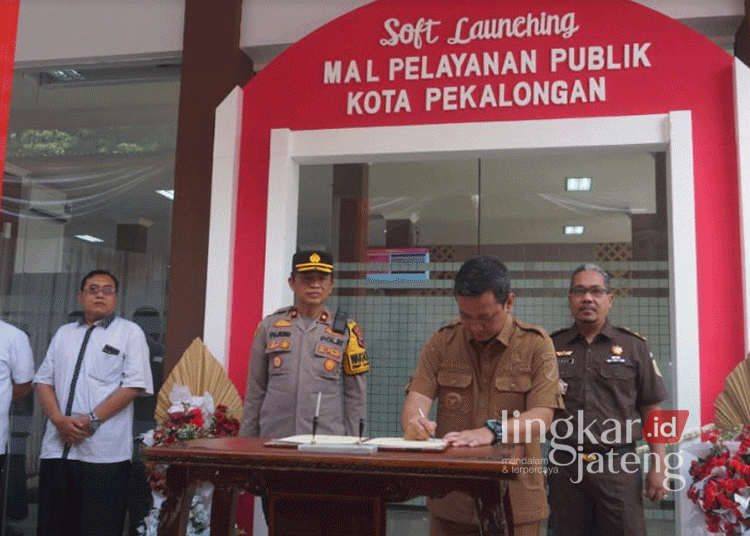 Wali kota Pekalongan, HA Afzan Arslan Djunaid, saat menandantangani peresmian gedung Mal Pelayanan Publik dalam acara soft launching yang berlangsung pada Senin, 2 September 2024. (Dok. Kominfo Kota Pekalongan/Lingkarjateng.id)