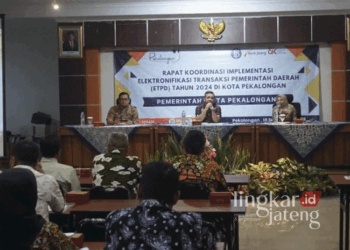 Wali Kota Pekalongan, Achmad Afzan Arslan Djunaid (tengah), saat menghadiri rapat koordinasi implementasi ETPD di Aula Kantor Badan Pengelolaan Keuangan dan Aset Daerah (BPKAD) Kota Pekalongan pada Rabu, 18 September 2024. (Dok. Kominfo Kota Pekalongan/Lingkarjateng.id)