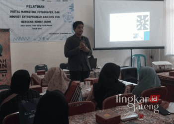 Peserta pelatihan keluarga penerima PKH di Kota Pekalongan antusias mendengarkan pemaparan materi keterampilan usaha yang diselenggarakan oleh Rumah BUMN dan Dinas Sosial, Pengendalian Penduduk, dan Keluarga Berencana (Dinsos-P2KB) setempat pada Rabu, 25 September 2024. (Dok. Kominfo Kota Pekalongan/Lingkarjateng.id)