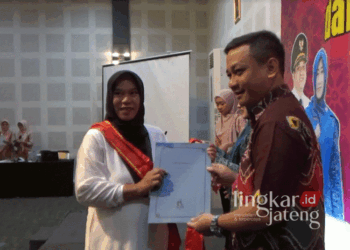 Wali Kota Pekalongan, HA Afzan Arslan Djunaid, saat menyerahkan sertfikat penghargaan kepada puluhan ibu hamil di Kota Pekalongan dalam wisuda ibu hamil dan penguatan pemanfaatan buku KIA oleh Dinas Kesehatan setempat di Hotel Howard Jhonson pada Rabu, 18 September 2024. (Fahri Akbar/Lingkarjateng.id)