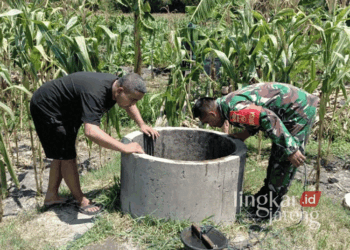 Warga dan Babinsa Desa Kropak, Kecamatan Wirosari, Kabupaten Grobogan, saat melihat kondisi salah satu sumur yang tercemar limbah industri tempe di desa setempat pada Kamis, 19 September 2024. (Dok. Pribadi/Lingkarjateng.id)