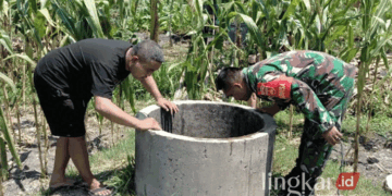 Warga dan Babinsa Desa Kropak, Kecamatan Wirosari, Kabupaten Grobogan, saat melihat kondisi salah satu sumur yang tercemar limbah industri tempe di desa setempat pada Kamis, 19 September 2024. (Dok. Pribadi/Lingkarjateng.id)