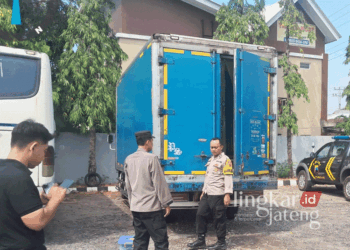 Polisi dari Polsek Wedarijaksa saat mengecek lokasi penemuan mayat di dalam truk boks di SPBU Wedarijaksa, Pati, pada Selasa, 10 September 2024. (Arif Febriyanto/Lingkarjateng.id)