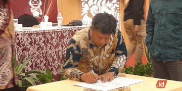 Ketua KPU Grobogan, Agung Sutopo, saat menandatangani berita acara dalam rapat pleno terbuka penetapan daftar pemilih tetap (DPT) untuk Pilkada 2024 yang digelar di Hotel 21 Purwodadi pada Rabu, 18 September 2024. (Eko Wicaksono/Lingkarjateng.id)