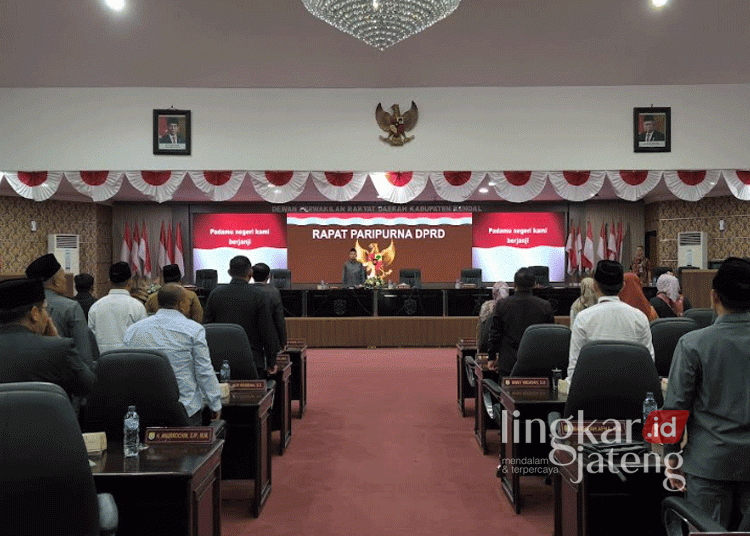 Sah! Mahfud Sodiq Ditetapkan Jadi Ketua DPRD Kendal Periode 2024-2029 25 Rapat paripurna agenda pengumuman penetapan dua pimpinan definitif jabatan Ketua dan Wakil Ketua DPRD Kendal masa jabatan 2024-2029 pada Jumat, 27 September 2024. (Arvian Maulana/Lingkarjateng.id)