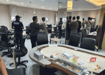Tim gabungan dari Polrestabes Semarang  menggerebek tempat perjudian yang menyerupai kasino di salah satu kawasan perumahan elit di Semarang, Jawa Tengah, pada Jumat malam, 20 September 2024. (Dok. Polrestabes Semarang/Lingkarjateng.id)