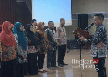Wali Kota Pekalongan, HA Afzan Arslan Djunaid (Aaf), secara resmi melantik Relawan Sahabat Perempuan dan Anak (SAPA) di Ruang Jlamprang Setda Kota Pekalongan pada Rabu, 11 September 2024. (Dok. Kominfo Kota Pekalongan/Lingkarjateng.id)