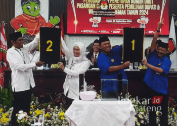 Dua paslon Pilkada Demak, Edi Sayudi-Eko Pringgolaksito dan Eisti'anah-Muhammad Badruddin, saat menghadiri undian nomor urut di kantor KPU setempat pada Senin, 23 September 2024. (M. Burhanuddin Aslam - Lingkarjateng.id)