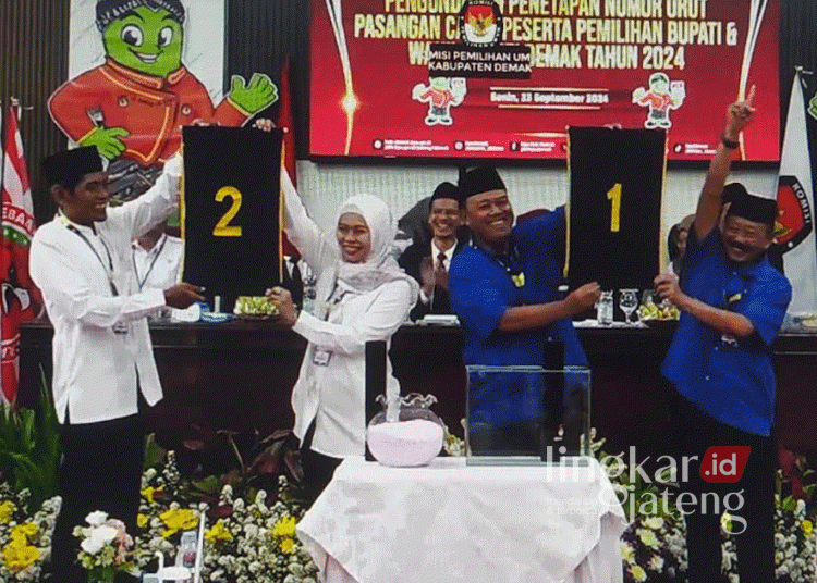 Dua paslon Pilkada Demak, Edi Sayudi-Eko Pringgolaksito dan Eisti'anah-Muhammad Badruddin, saat menghadiri undian nomor urut di kantor KPU setempat pada Senin, 23 September 2024. (M. Burhanuddin Aslam - Lingkarjateng.id)