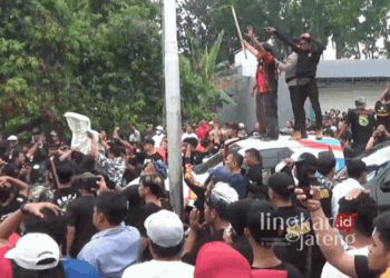 Kedua kubu pendukung masing-masing paslon Bupati dan Wakil Bupati Pekalongan sempat terlibat aksi lempar Batu saat kericuhan menjelang pengundian nomor urut di KPU setempat pada Senin, 23 September 2024. (Fahri Akbar/Lingkarjateng.id)