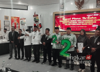 Pengundian nomor urut paslon Pilkada Grobogan yang digelar KPU setempat pada Senin, 23 September 2024. (Eko Wicaksono/Lingkarjateng.id)