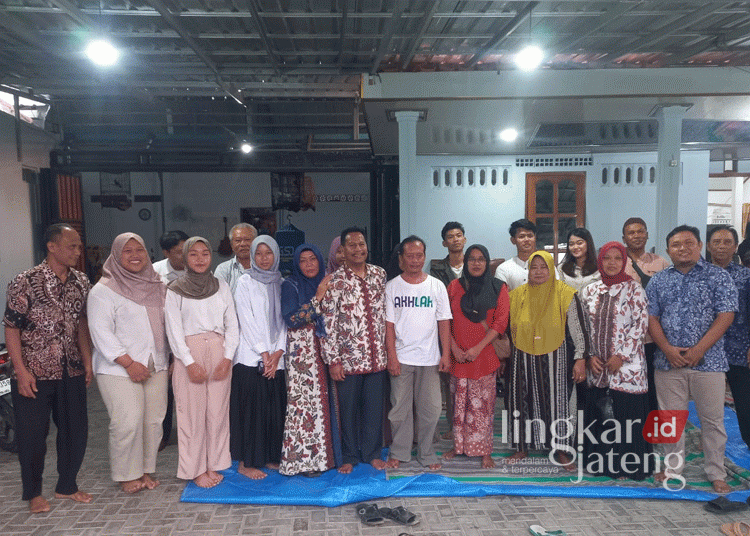 Ditemui Puluhan Pengusaha Batik Tulis Lasem, Harno Janjikan Ini jika Terpilih Jadi Bupati Rembang 25 Puluhan pengusaha batik tulis Lasem saat menemui Bakal Calon Bupati Rembang, Harno, pada Minggu, 22 September 2024. (Dok. HMS/Lingkarjateng.id)