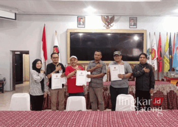 LO paslon Setyohadi-Sugeng saat melengkapi dokumen ke KPU Grobogan, baru-baru ini. (Dok. KPU Grobogan/Lingkarjateng.id)