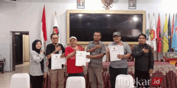 LO paslon Setyohadi-Sugeng saat melengkapi dokumen ke KPU Grobogan, baru-baru ini. (Dok. KPU Grobogan/Lingkarjateng.id)