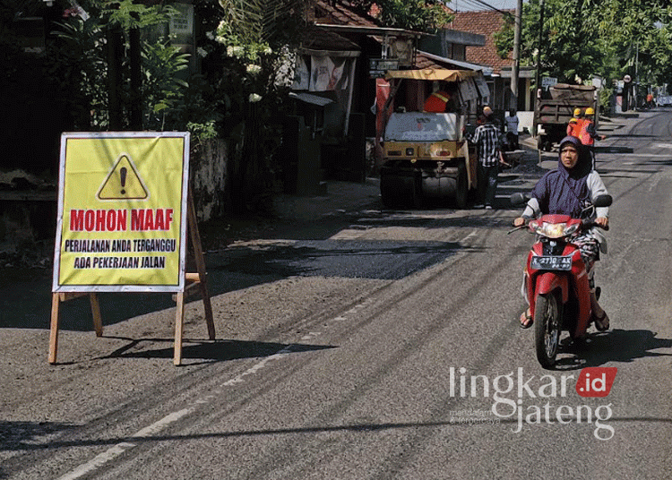 Sejumlah pekerja tengah mengerjakan proyek perbaikan Jalan Gondosari-Menawan, Kecamatan Gebog, Kabupaten Kudus, belum lama ini. (Mohammad Fahtur Rohman/Lingkarjateng.id)