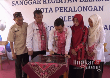 Wali Kota Pekalongan, HA Afzan Arslan Djunaid, saat meresmikan gedung baru Sanggar Kegiatan Belajar (SKB) Kota Pekalongan di Jl. Hos Cokroaminoto Kelurahan Kuripan Yosorejo, Kecamatan Pekalongan Selatan, pada Selasa, 10 September 2024. (Fahri Akbar/Lingkarjateng.id)