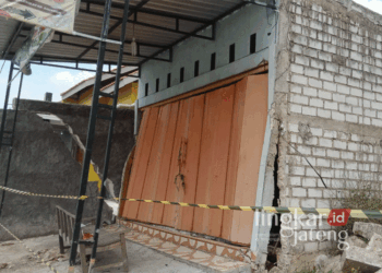 Sebuah bangunan mengalami kerusakan akibat pergerakan tanah di bantaran Sungai Silugonggo tepatnya di Dukuh Guyangan, Desa Purworejo, Kecamatan/Kabupaten Pati, yang terjadi pada Sabtu malam, 7 September 2024. (Dok. Lingkarjateng.id)